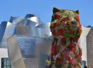 Puppy van bloemen voor het Guggenheim museum in Bilbao
