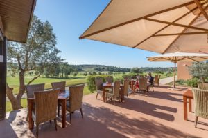 Het terras bij het clubhuis biedt u een prachtig uitzicht op de golfbaan van Morgado Golf