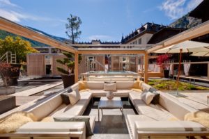 Terras met loungebanken bij designhotel in Zermatt, Zwitserland