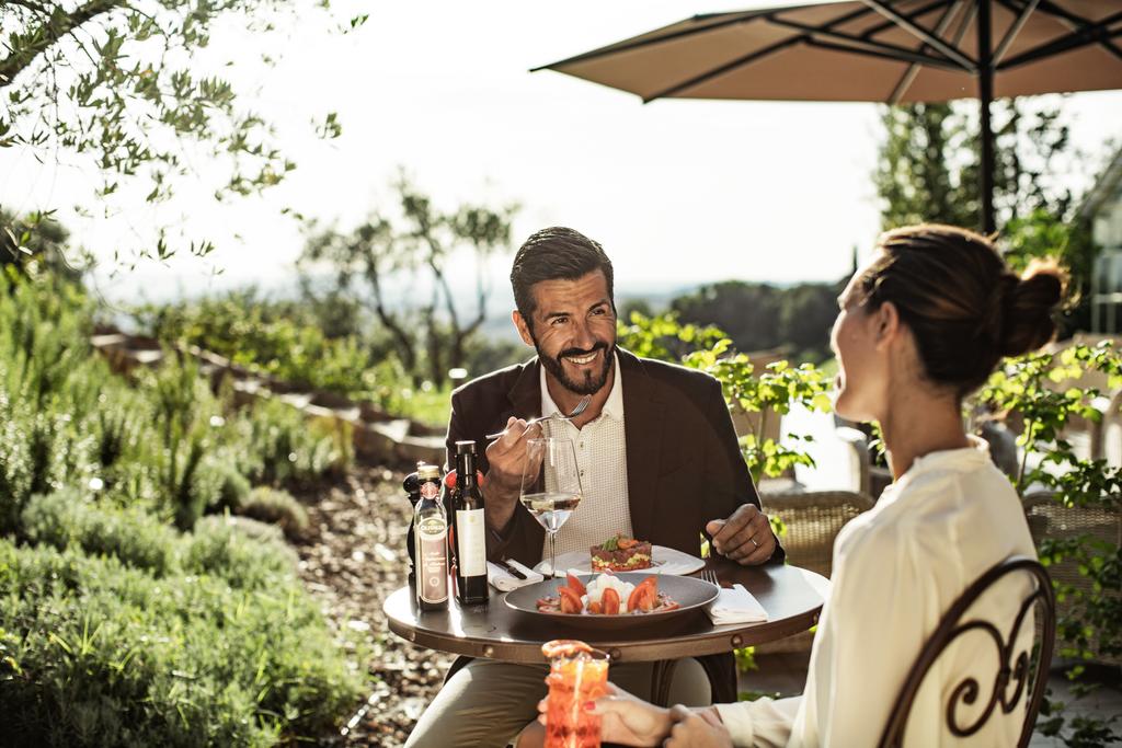 Diner op het terras van een luxe hotel in Toscane